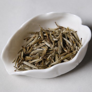 6 grammes de thé blanc (avant infusion)